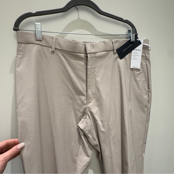 NWT- Tommy Hilfiger Men's Tan Pants Stretch 38W x 32 L - Picture 3 of 10